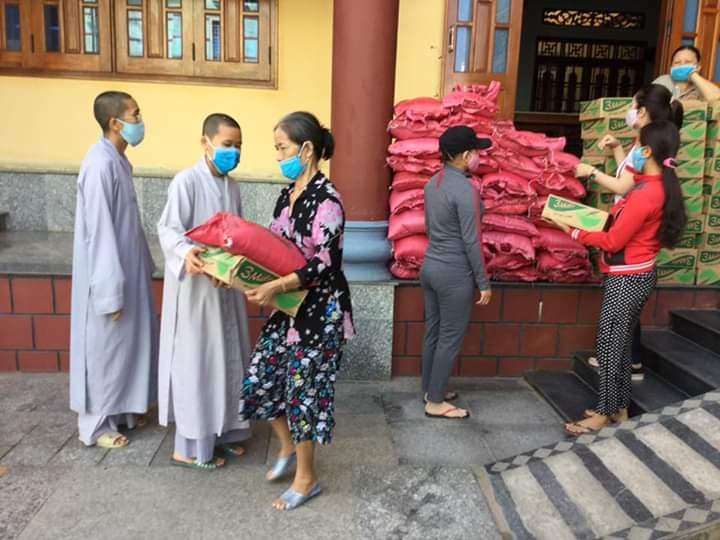 Quy Nhơn: Chùa Phổ Minh cứu trợ đồng bào khó khăn trong mùa dịch bệnh covid 19.